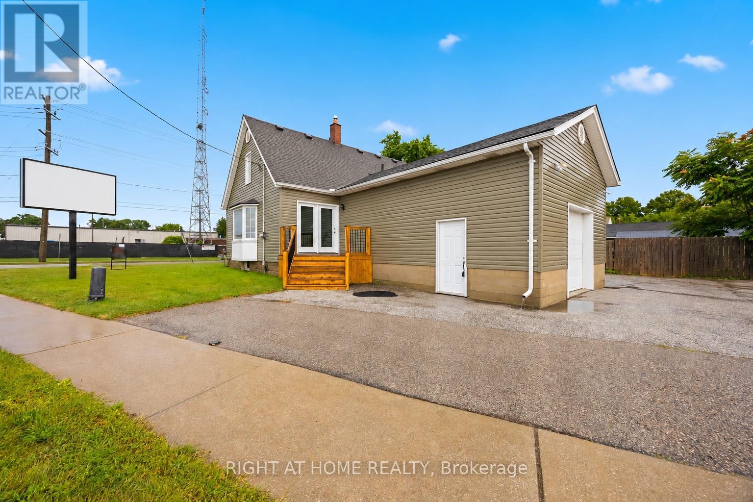 229 WATER STREET, Sarnia — photo 2