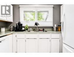 Kitchen - 14 1184 Clarke Rd, Central Saanich, BC V8M1K3 Photo 8