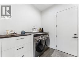 557 Clifton Court, Kelowna, BC V1V0B7 Photo 26