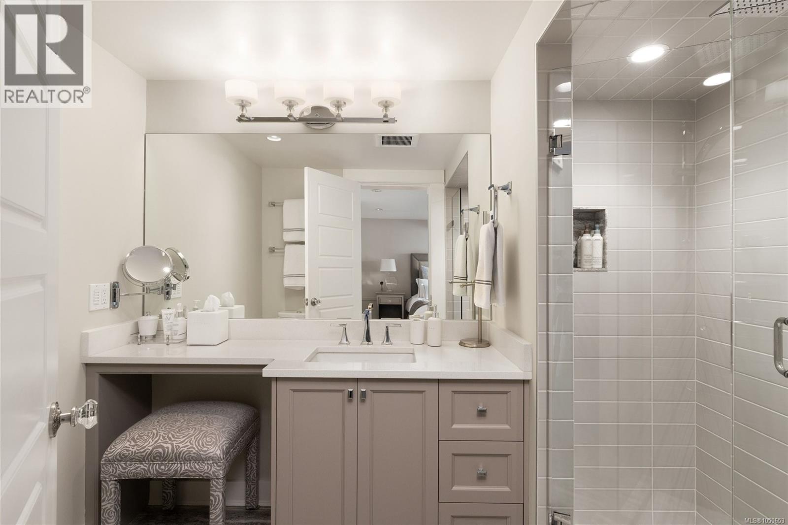  1033 Monterey Avenue, Oak Bay