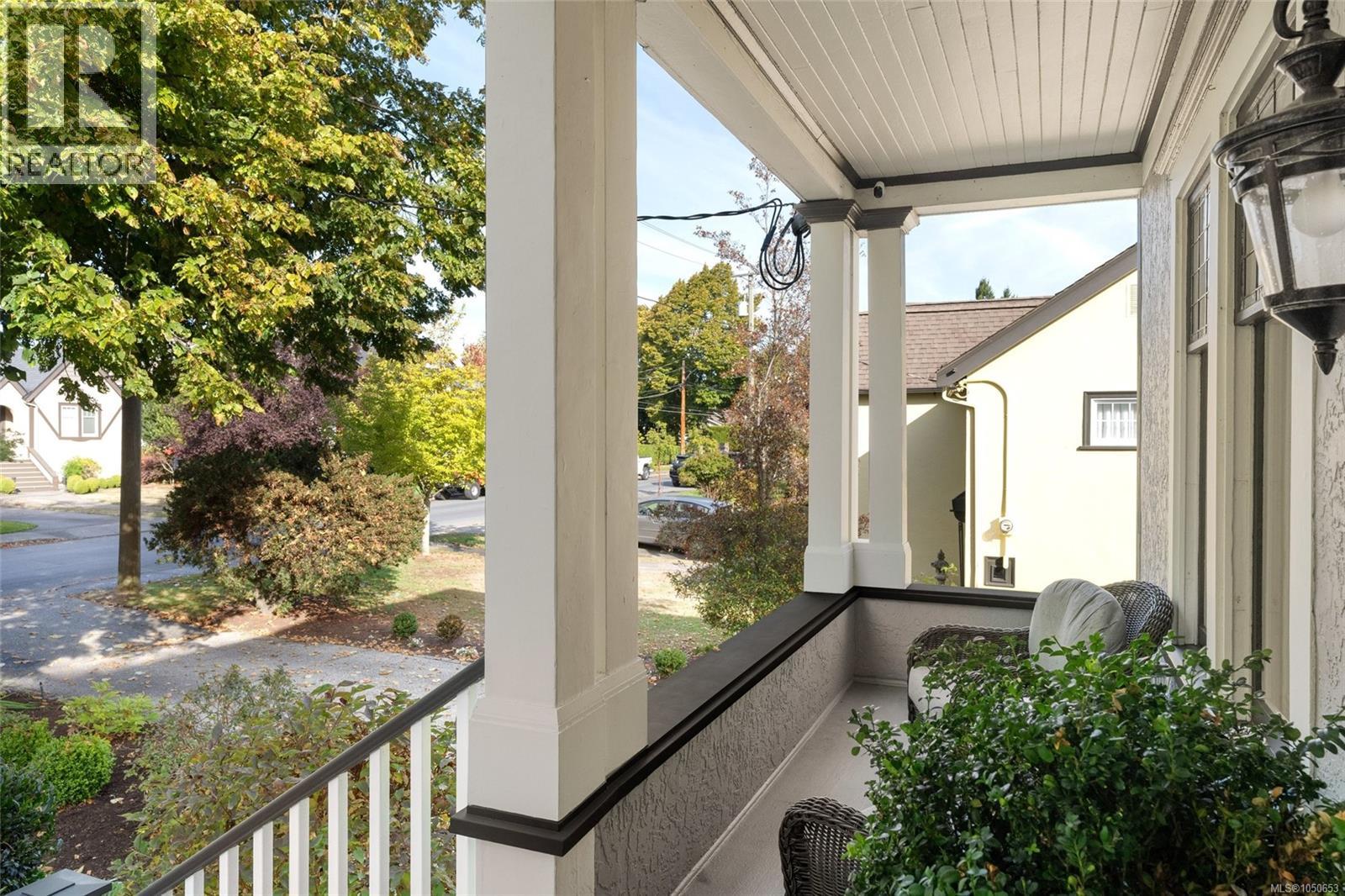  1033 Monterey Avenue, Oak Bay