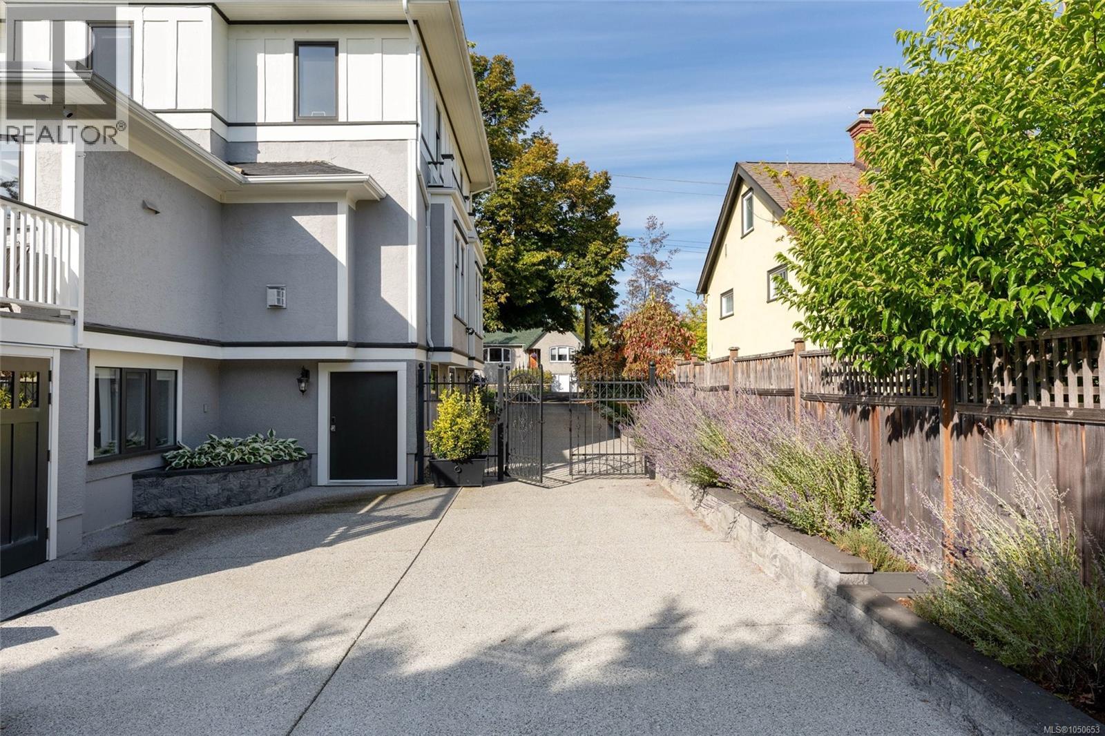  1033 Monterey Avenue, Oak Bay