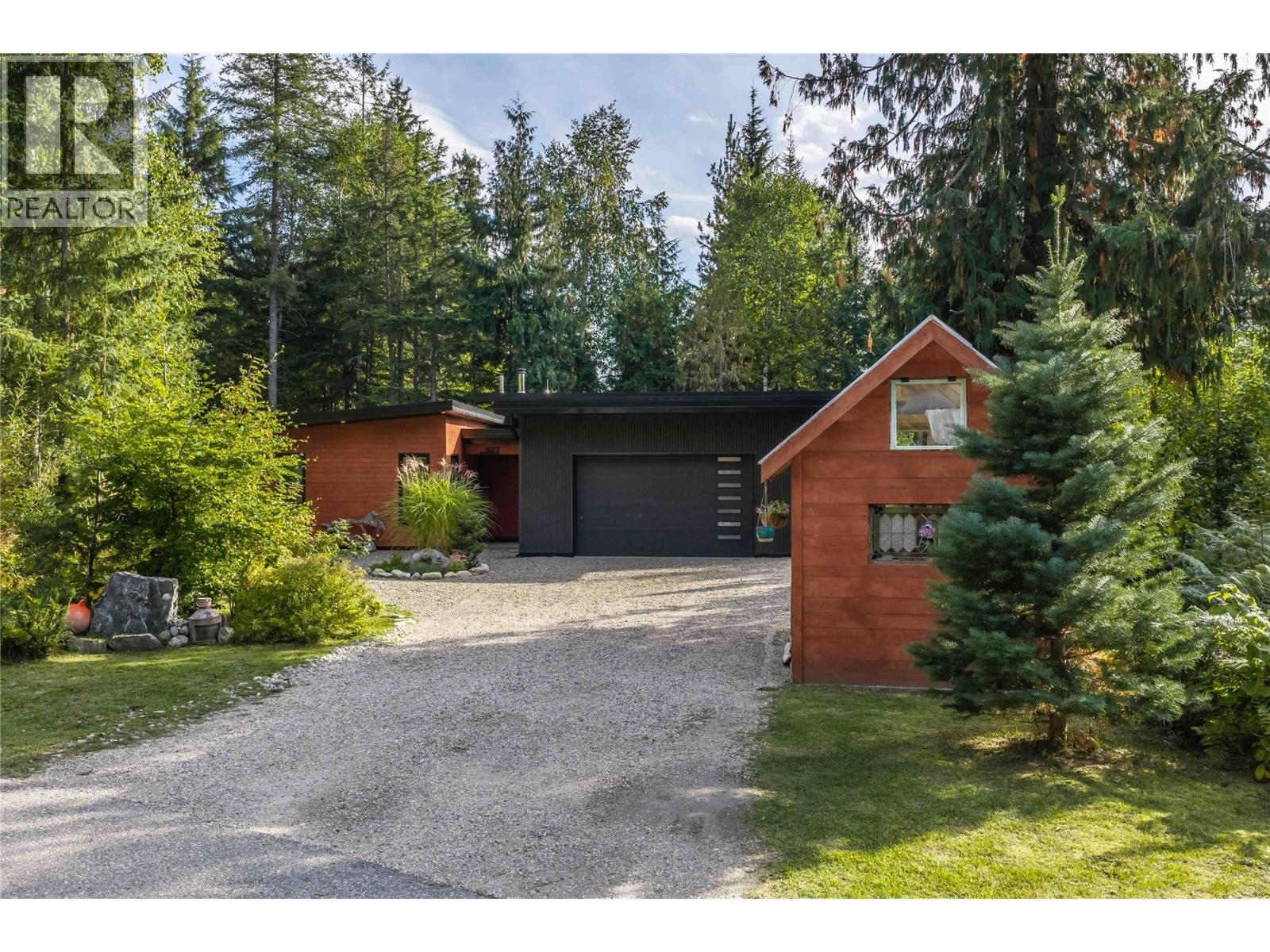 2077 Uplands Road, Revelstoke, British Columbia, V0E2S1, Revelstoke, British Columbia — photo 3 of 5