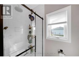 Bathroom - 10 Henry Ball Court, Oro Medonte, ON L3V8N7 Photo 8