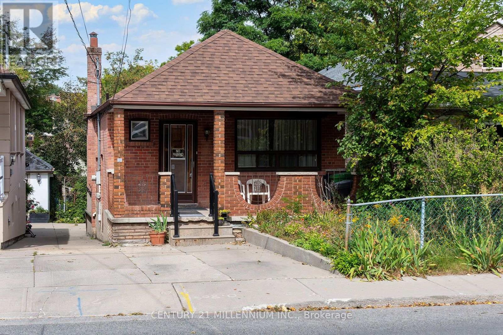 16 ROCHDALE AVENUE, Toronto (Caledonia-Fairbank)