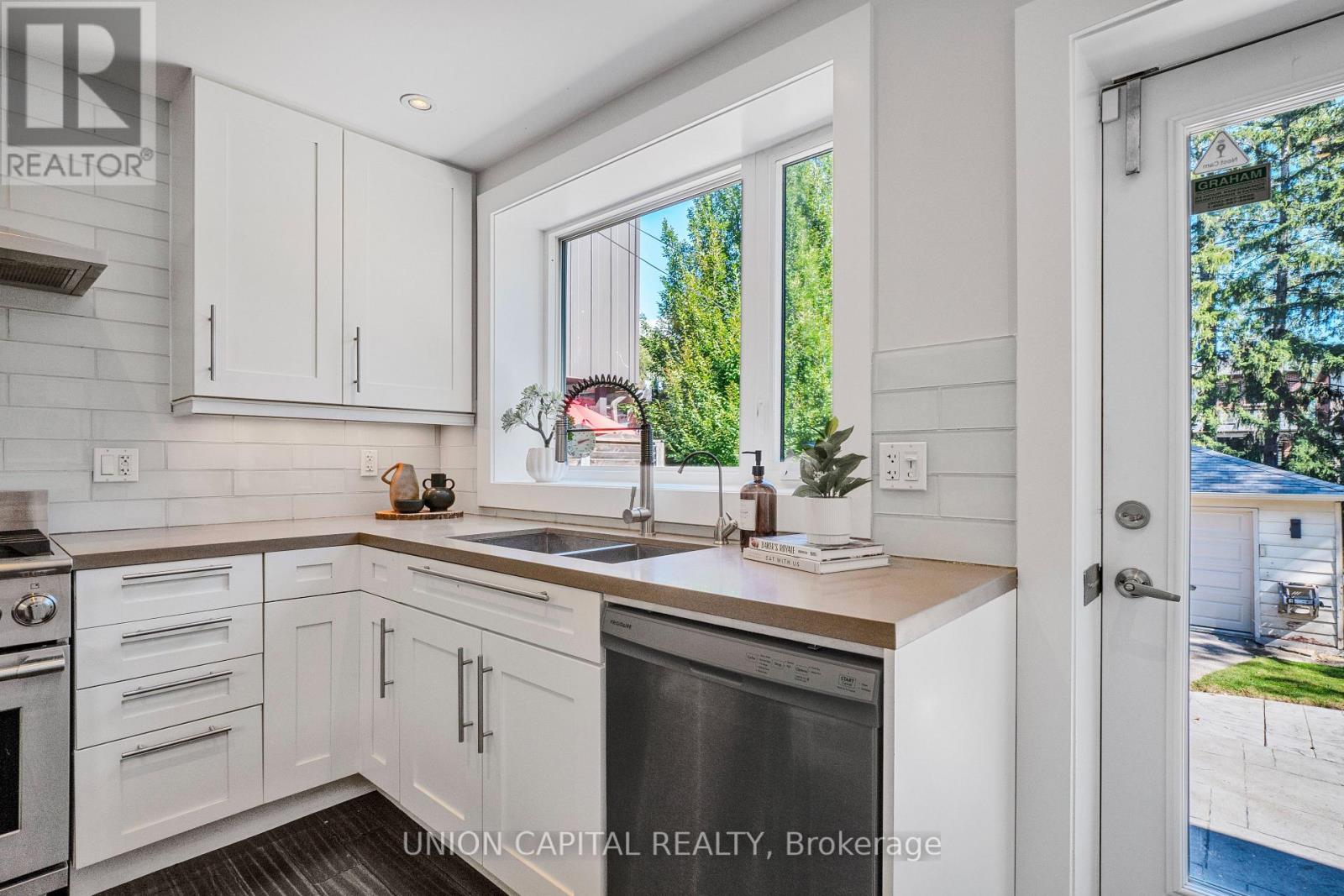 3 ELTON CRESCENT, Toronto (Long Branch) — photo 12