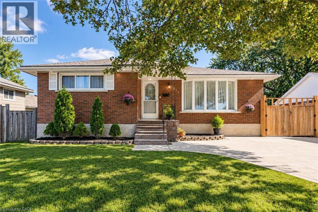 33 BELLINGHAM Drive, Hamilton — photo 2