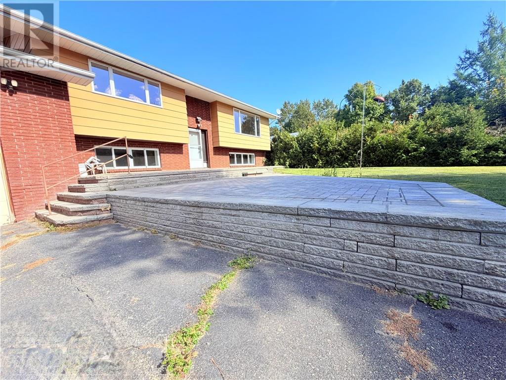 52 Young, Webbwood — photo 2