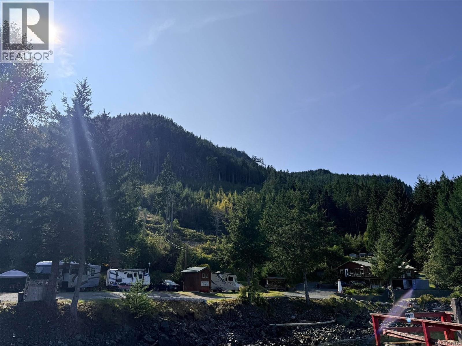 18 Sayward Rd, Sayward — photo 2