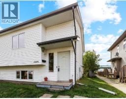 5205B 52 Avenue, Camrose — photo 2