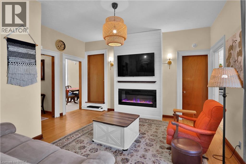 7 HALLS Avenue, Brantford — photo 9