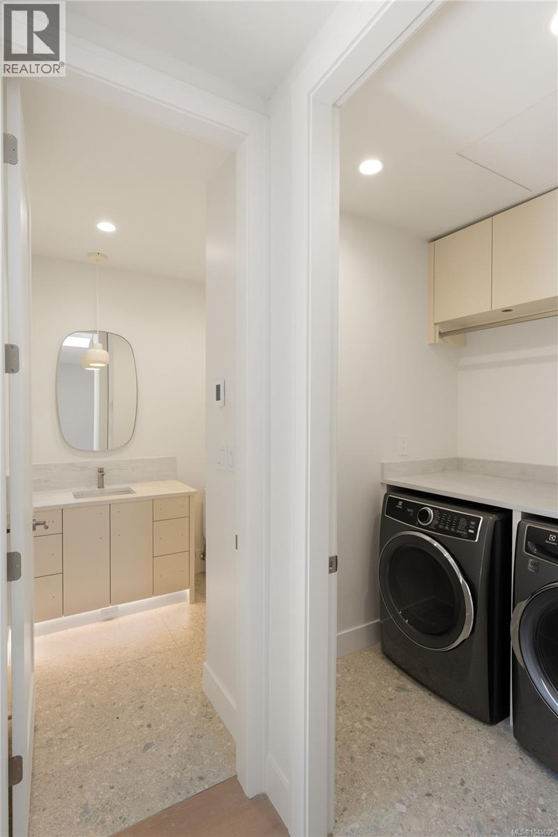 #3 1118 Munro St - 26
