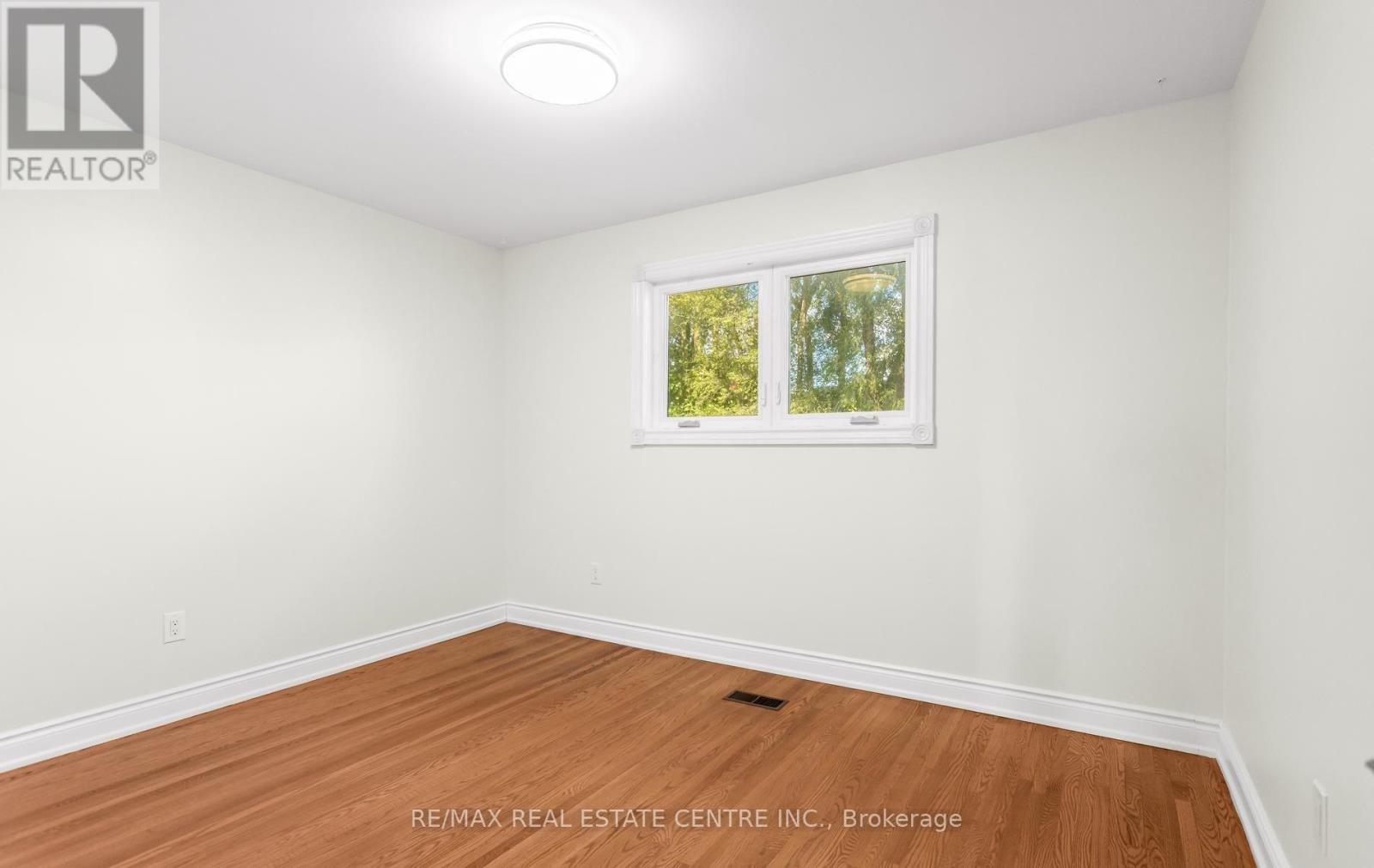 879 CONSORT CRESCENT - 19