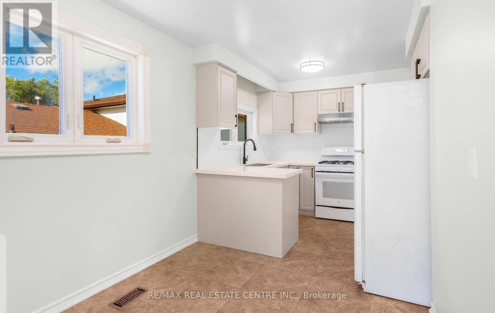 879 CONSORT CRESCENT - 10