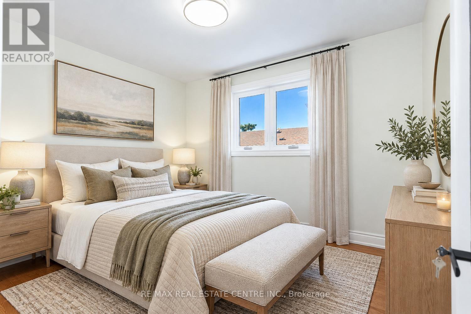 879 CONSORT CRESCENT - 21