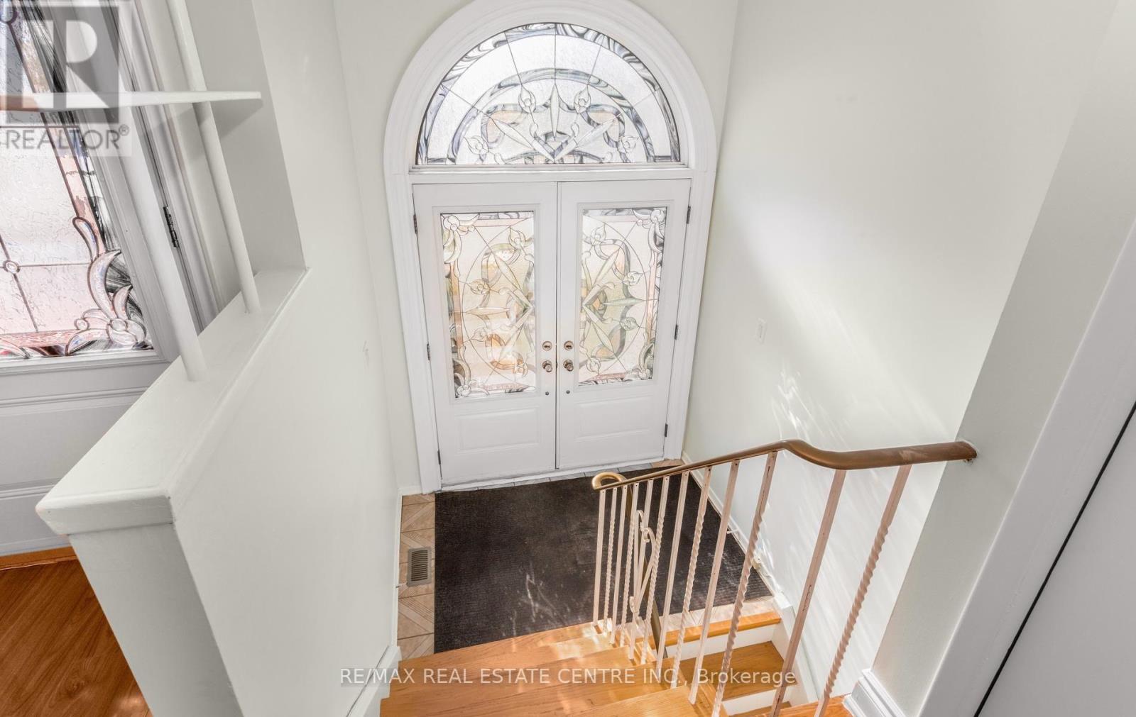 879 CONSORT CRESCENT - 3