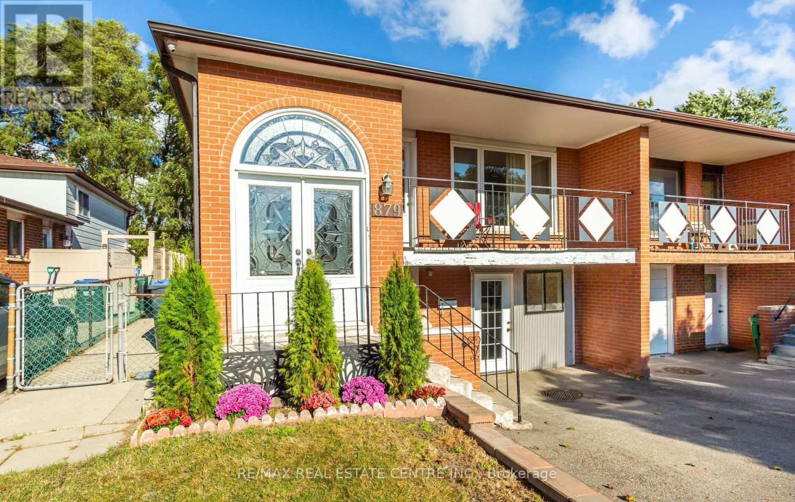 879 CONSORT CRESCENT - 2