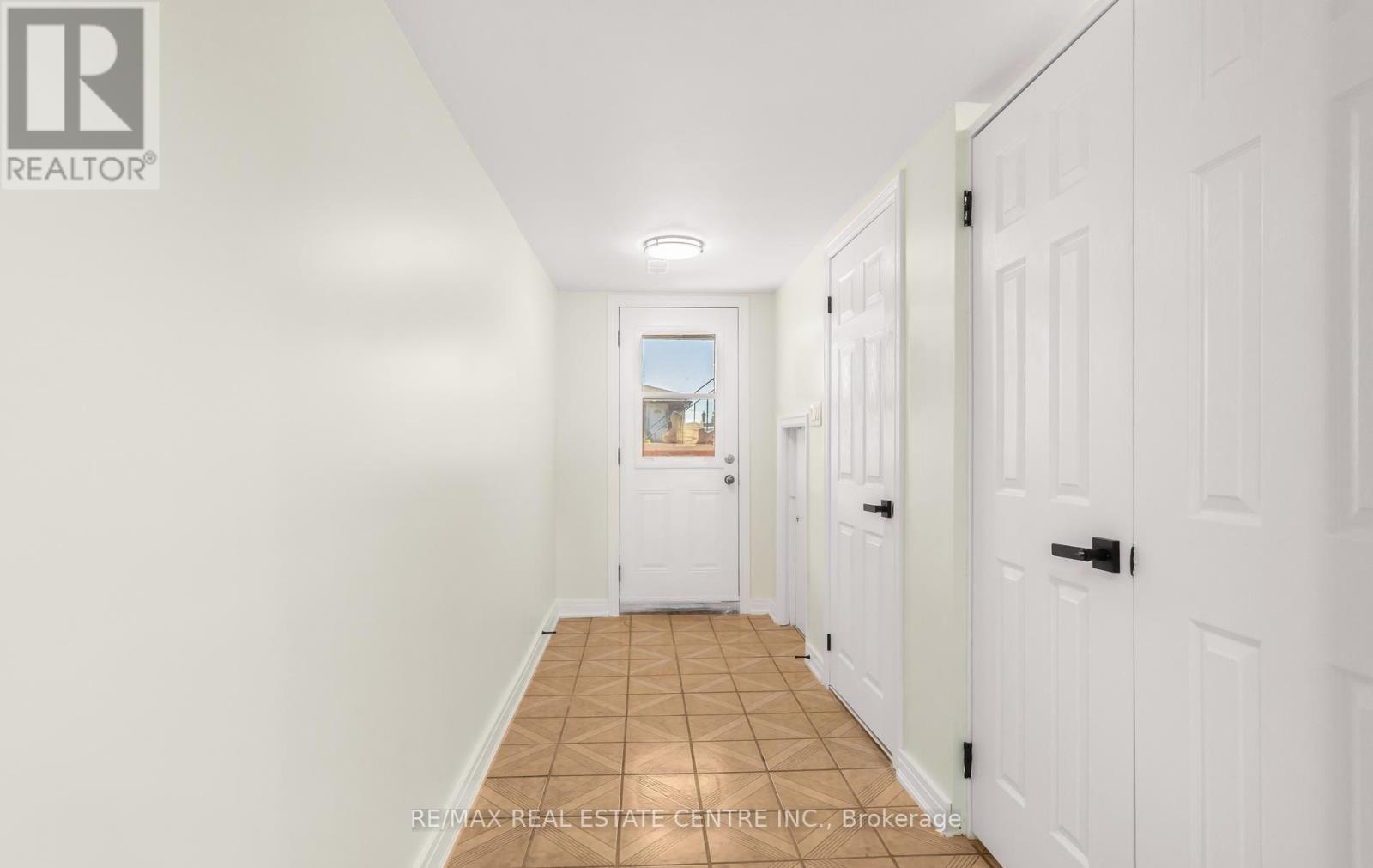 879 CONSORT CRESCENT - Image 27