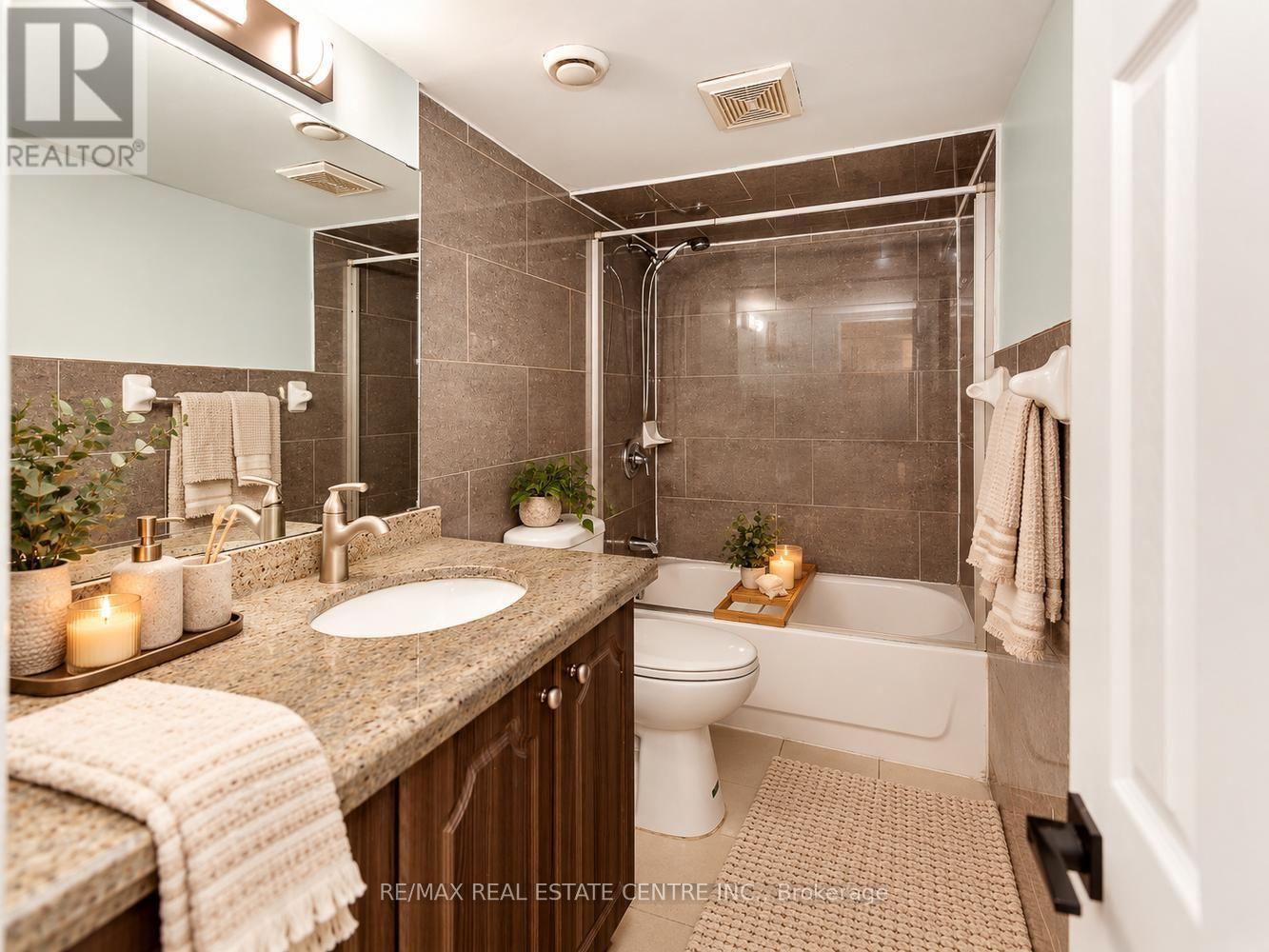 879 CONSORT CRESCENT - 39