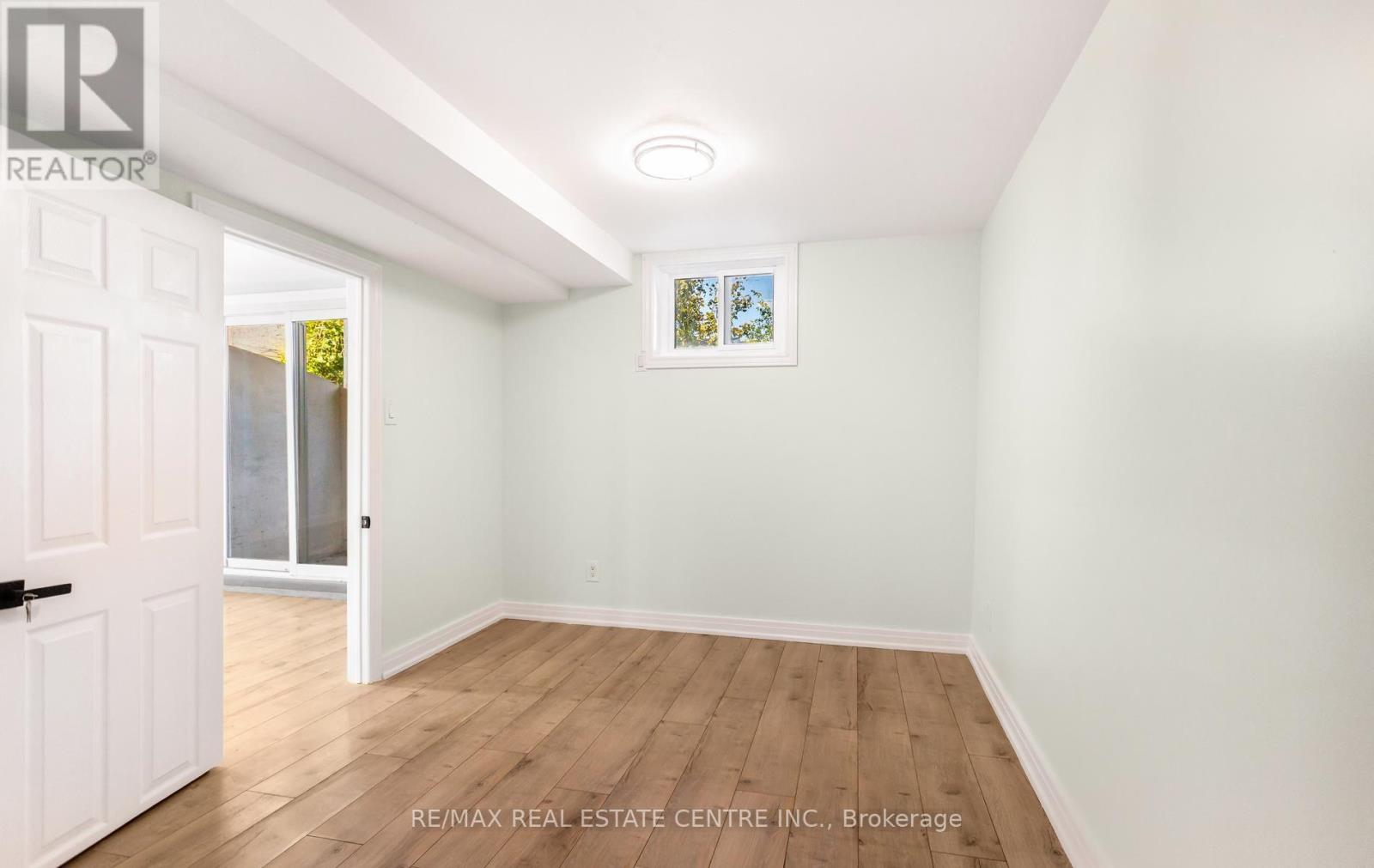 879 CONSORT CRESCENT - 38