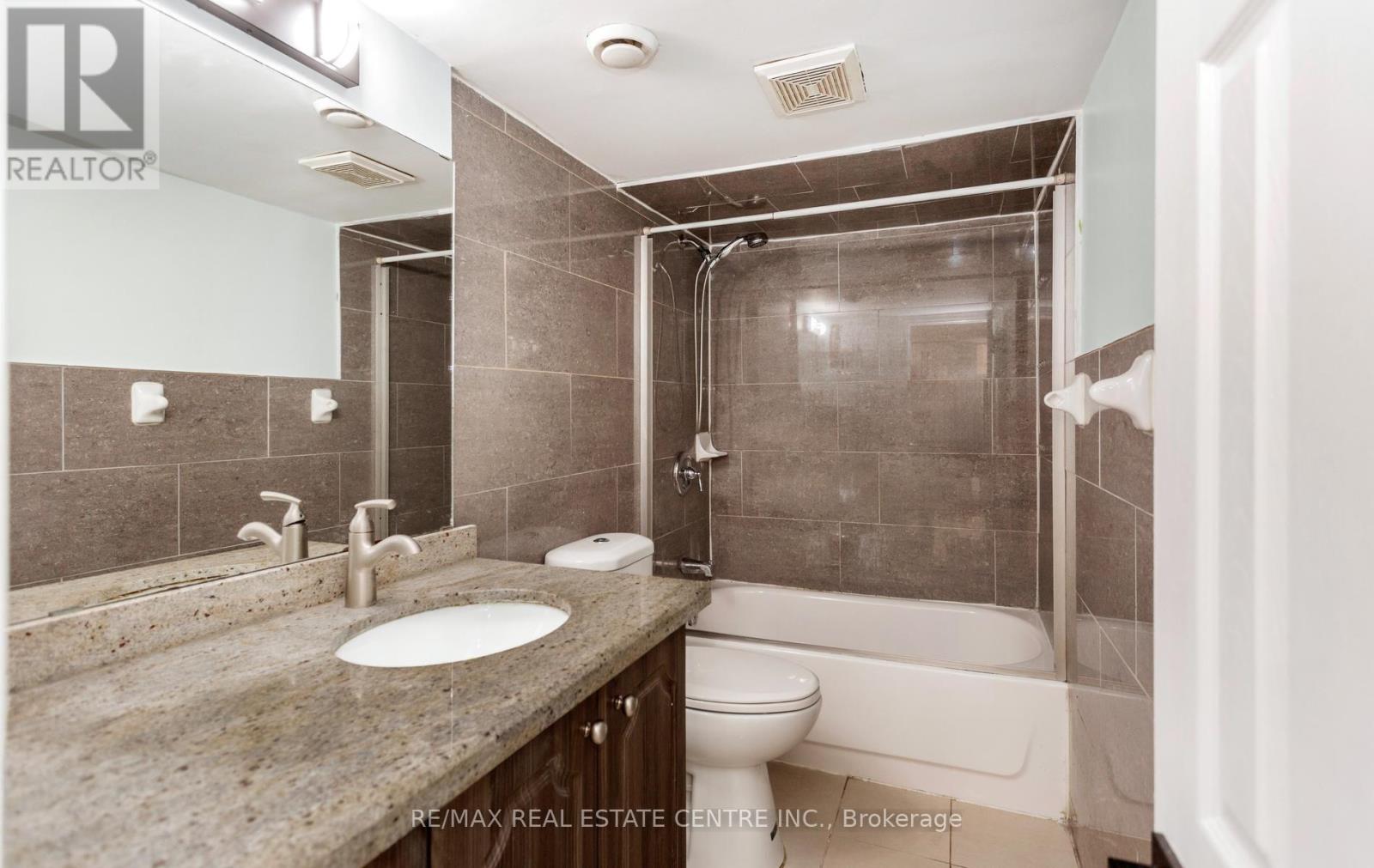 879 CONSORT CRESCENT - 40