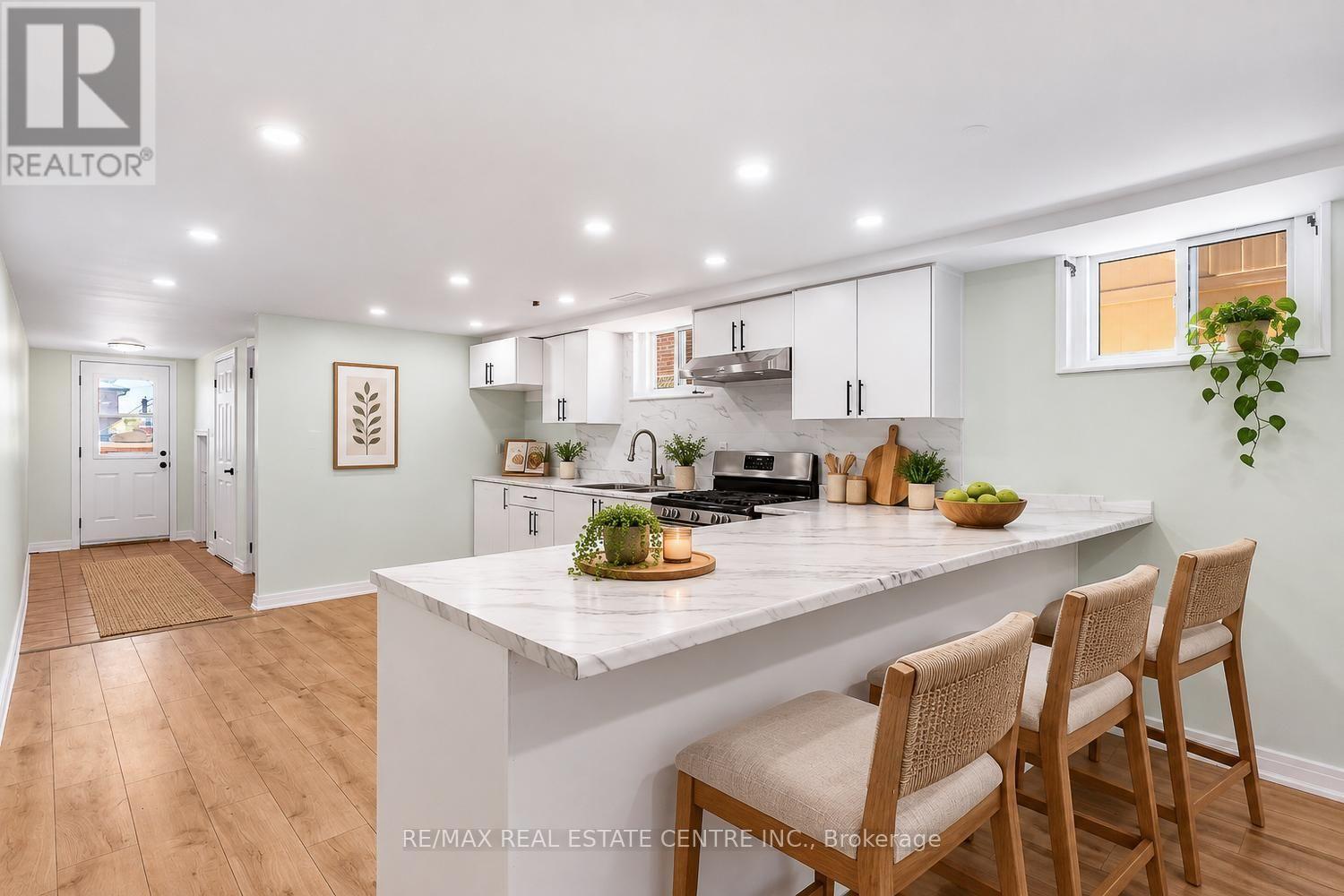 879 CONSORT CRESCENT - 34