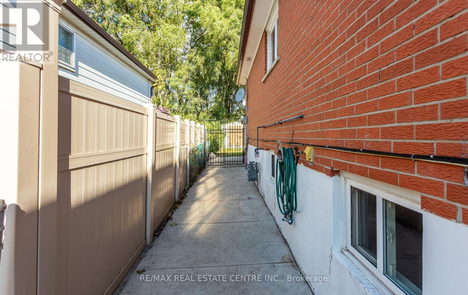 879 CONSORT CRESCENT - Image 42