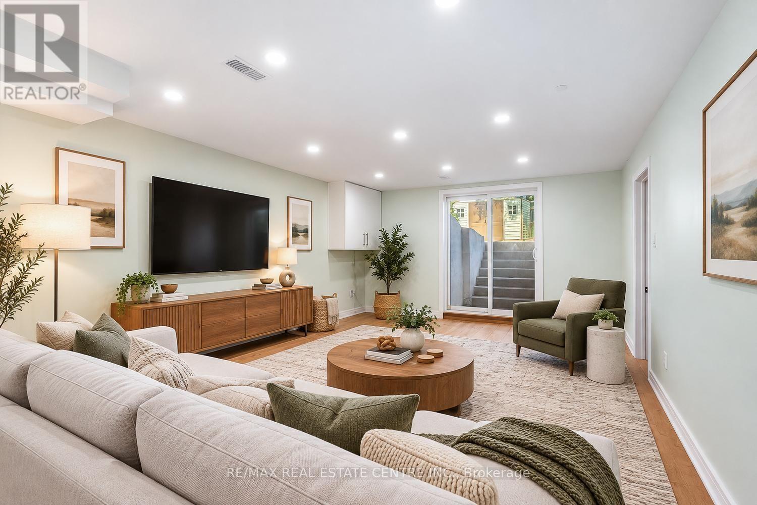 879 CONSORT CRESCENT - Image 30