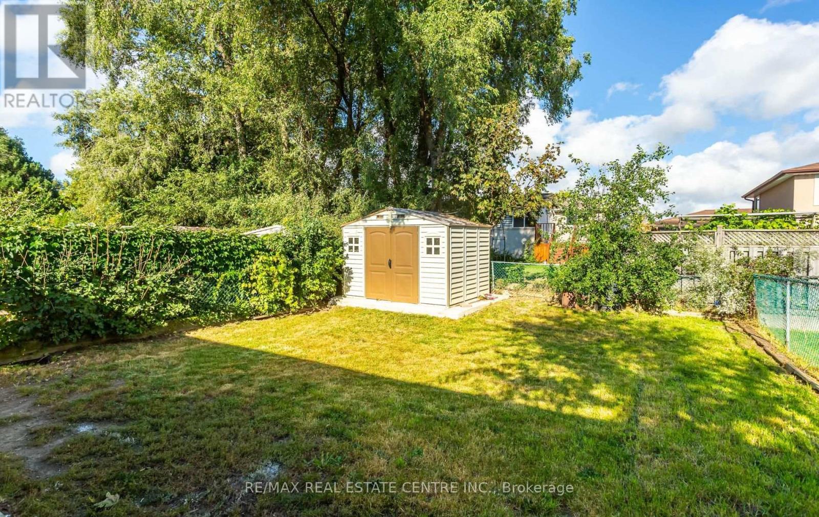 879 CONSORT CRESCENT - 46