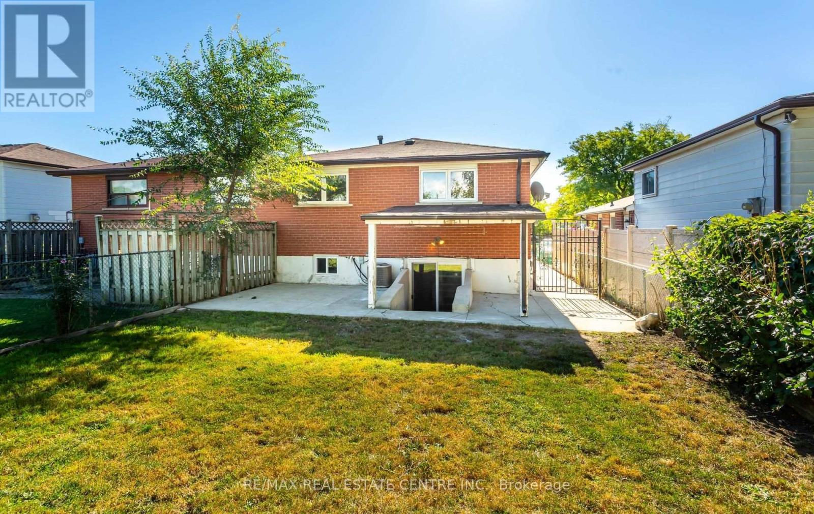 879 CONSORT CRESCENT - 47