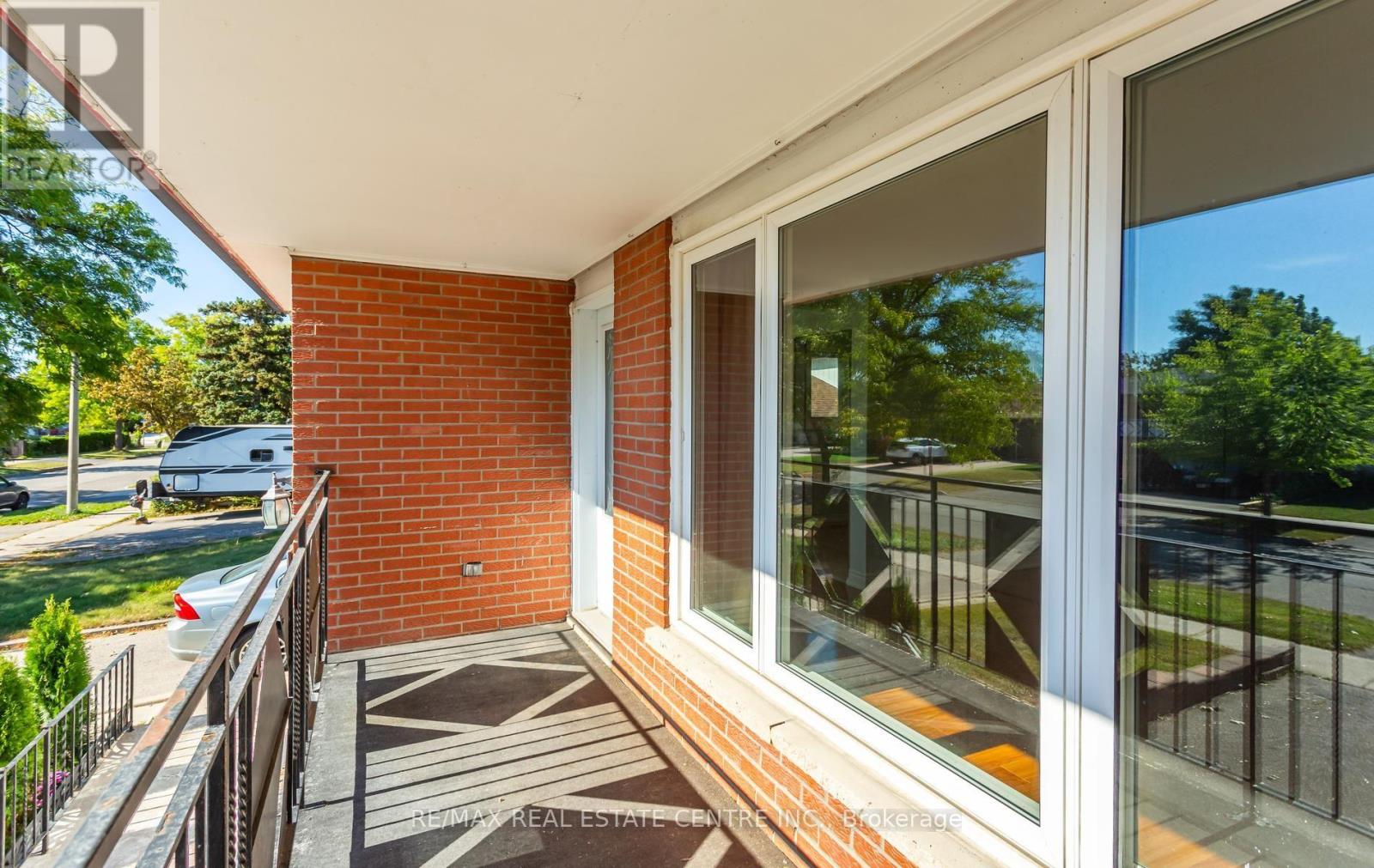 879 CONSORT CRESCENT - 49