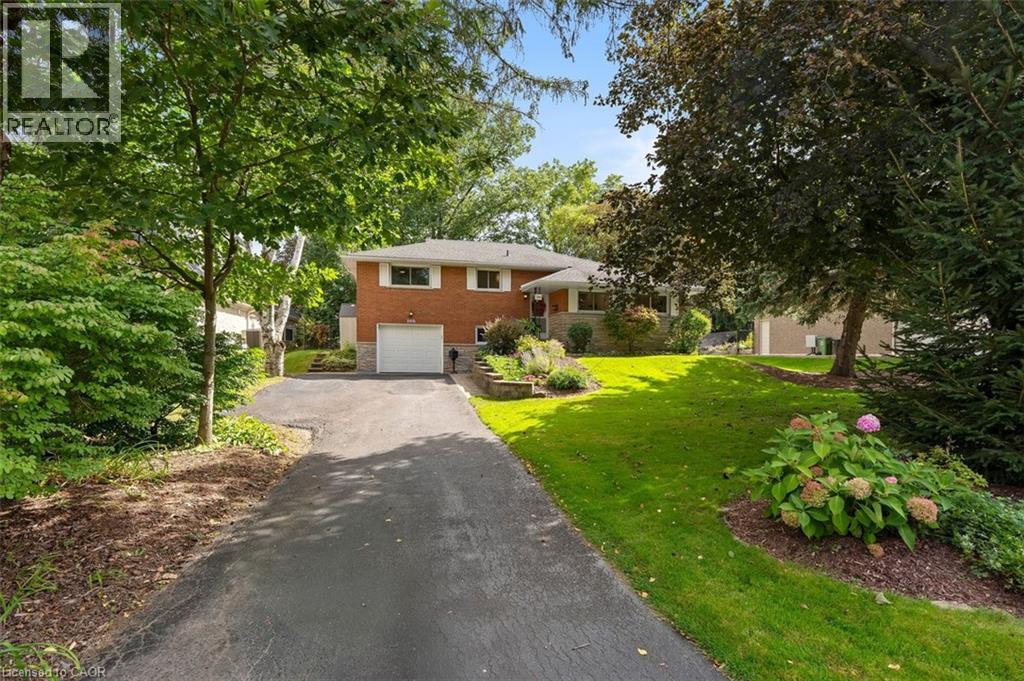 200 WOODVIEW Crescent