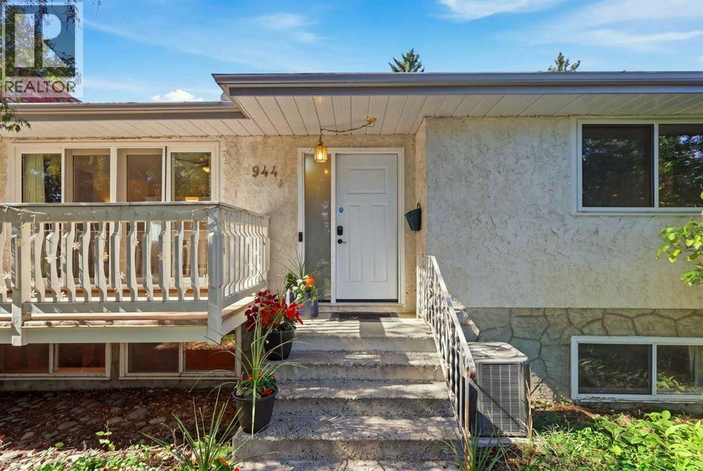 944 Canna Crescent SW - photo 2
