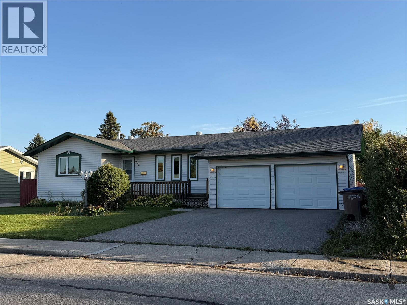 305 Churchill DRIVE, Melfort — photo 2