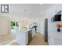 4pc Bathroom - 130 Somerglen Way Sw, Calgary, AB T2Y4B2 Photo 7