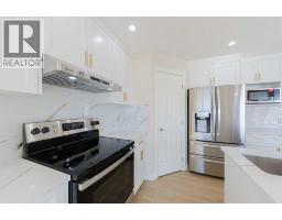 4pc Bathroom - 130 Somerglen Way Sw, Calgary, AB T2Y4B2 Photo 9