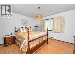 803 Kimberly Pl, Saanich, BC V8X4R2 Photo 15