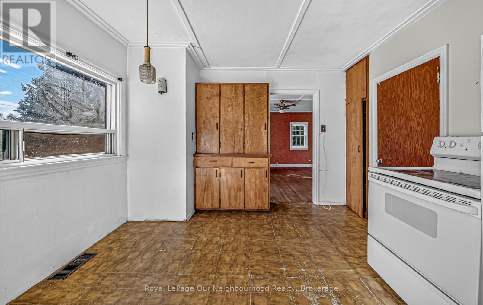 412 LYLE STREET N - 10