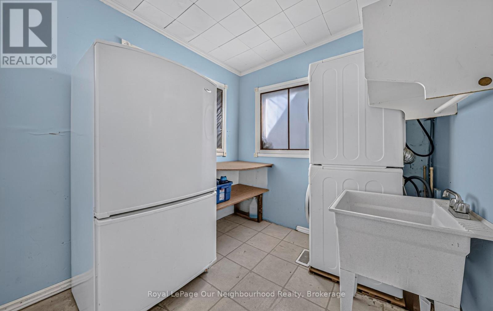 412 LYLE STREET N - 11