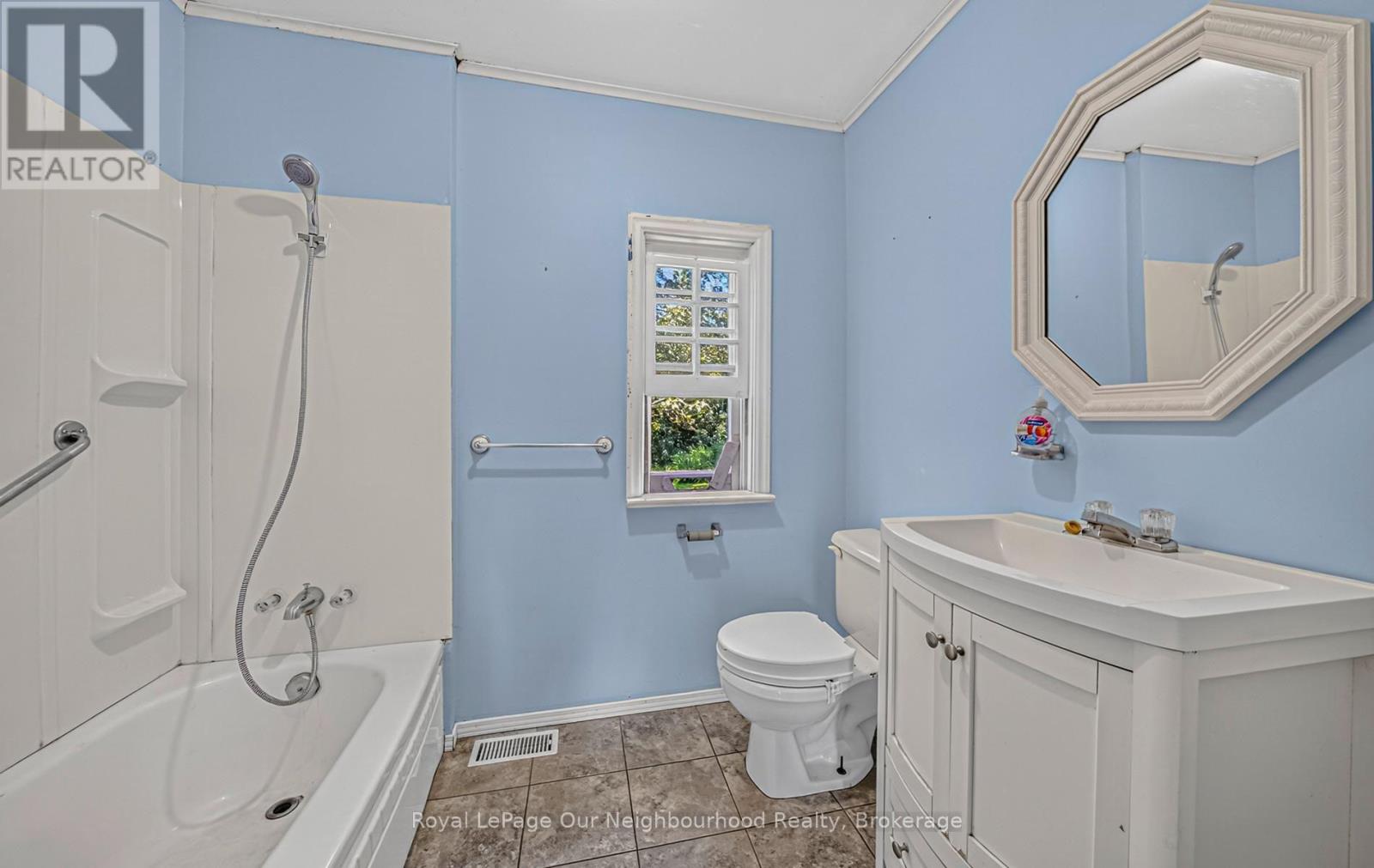 412 LYLE STREET N - 12