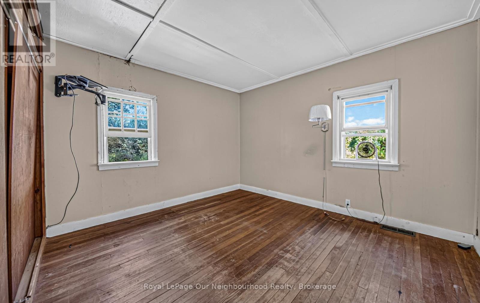 412 LYLE STREET N - 13