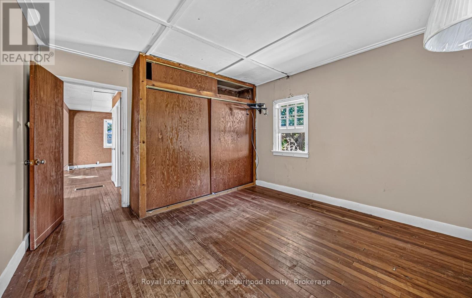412 LYLE STREET N - 14