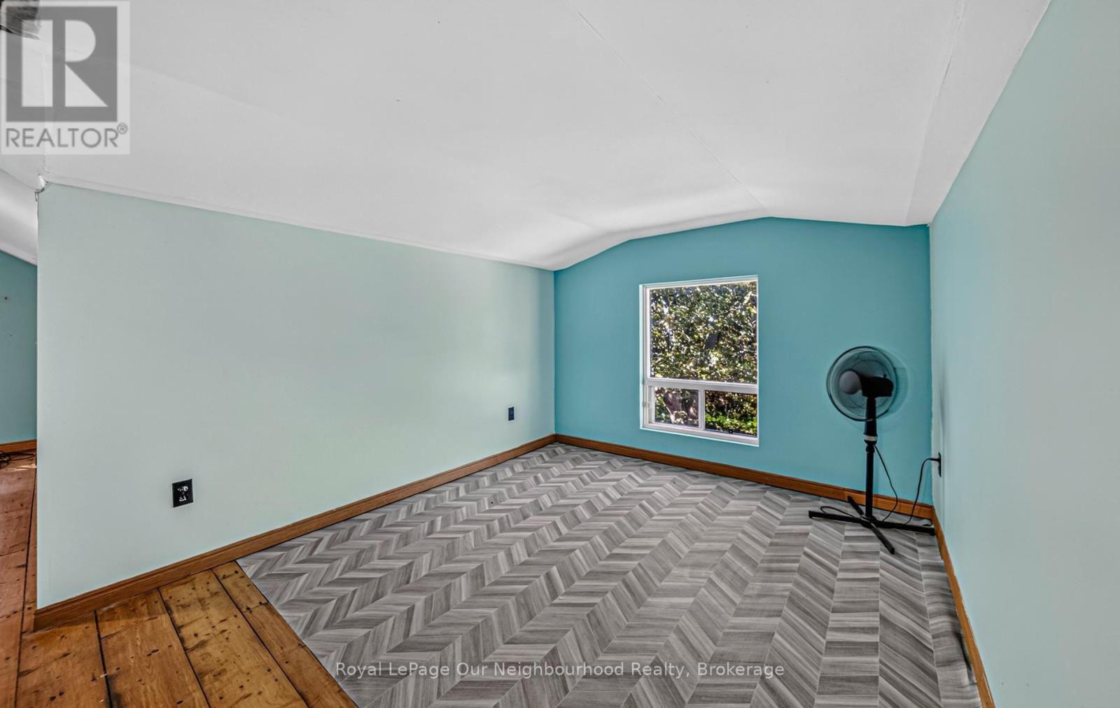 412 LYLE STREET N - 16