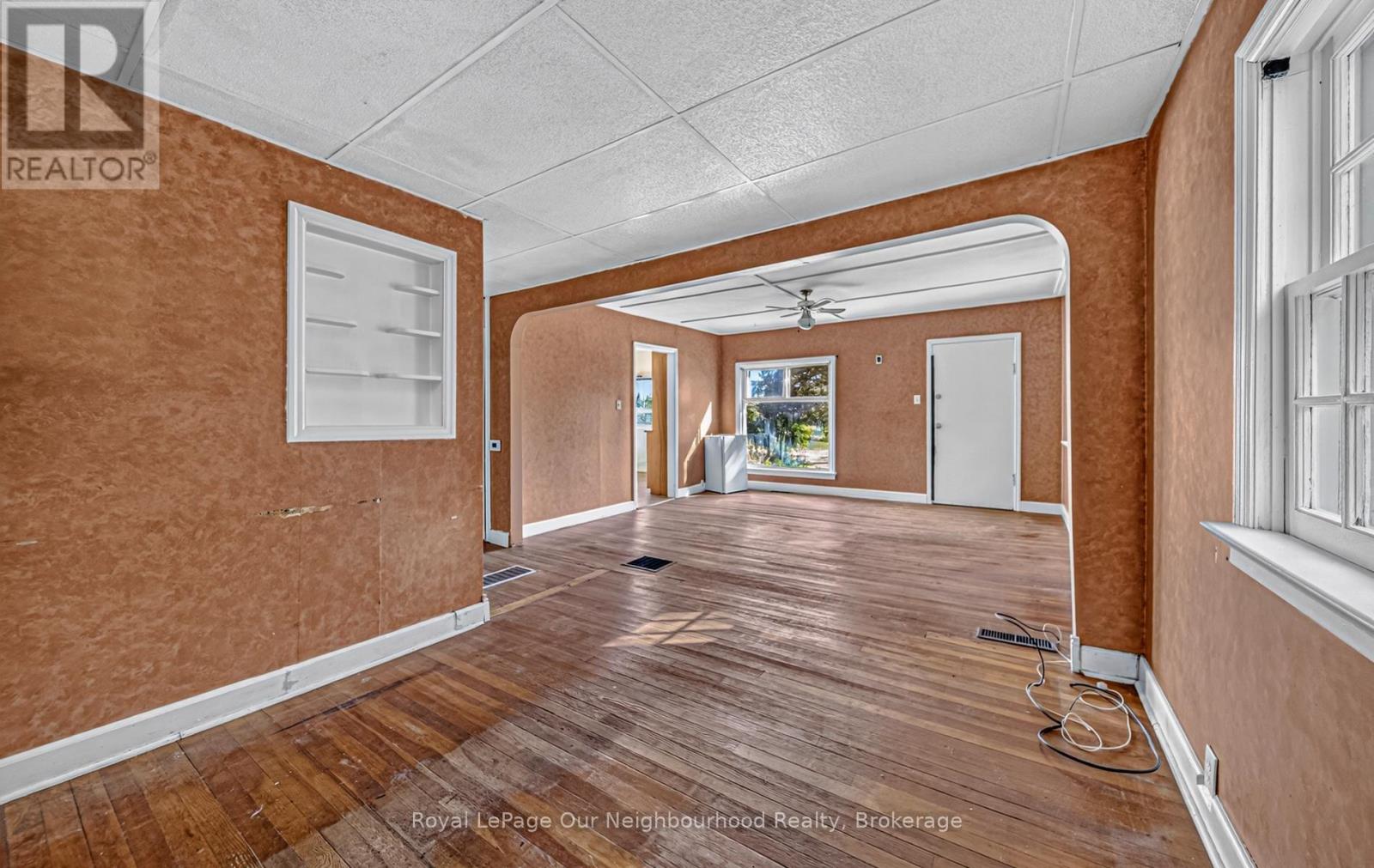 412 LYLE STREET N - 7