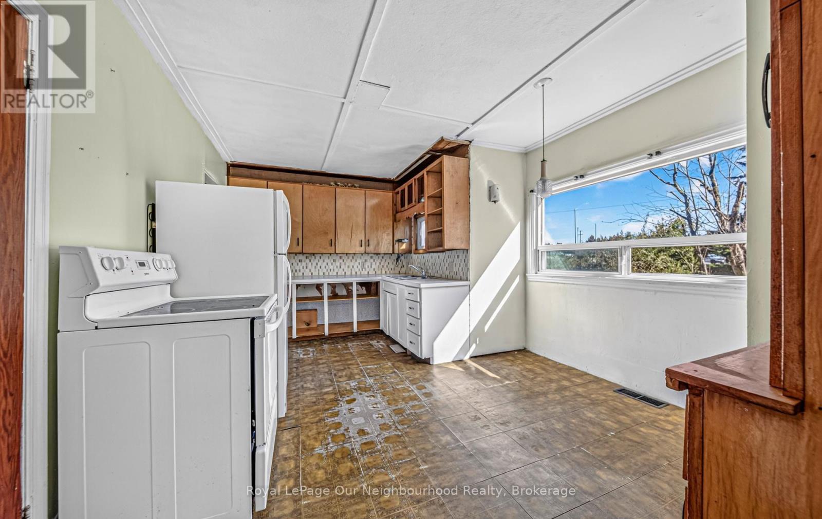 412 LYLE STREET N - 8