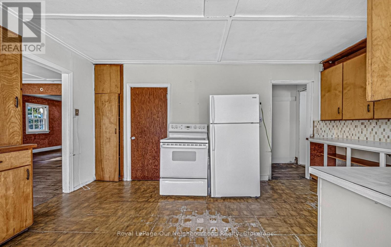 412 LYLE STREET N - 9