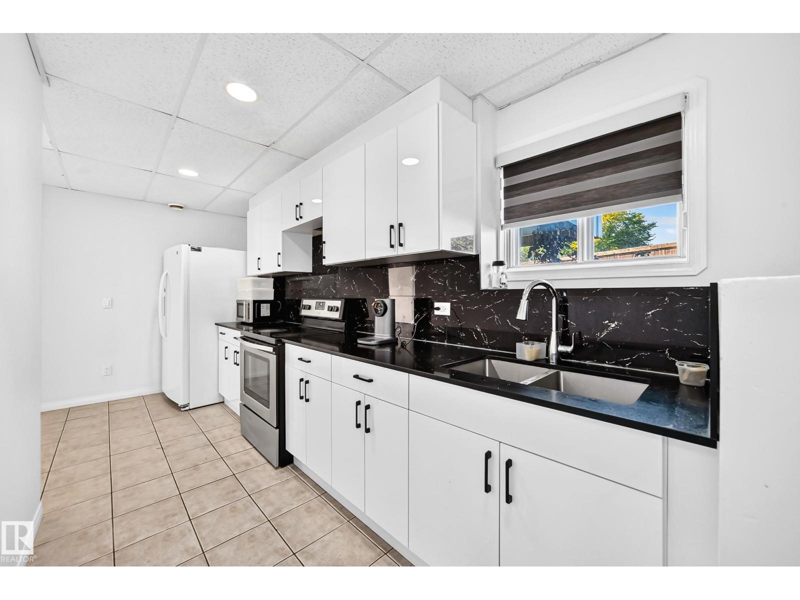 3924 26A AV NW - Image 30