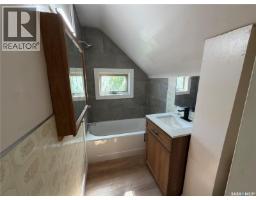 Laundry room - 1014 6th Avenue Nw, Moose Jaw, SK S6H0W2 Photo 11