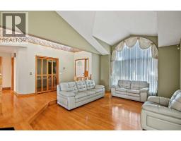4pc Bathroom - 1340 Shawnee Road Sw, Calgary, AB T2Y2S7 Photo 6