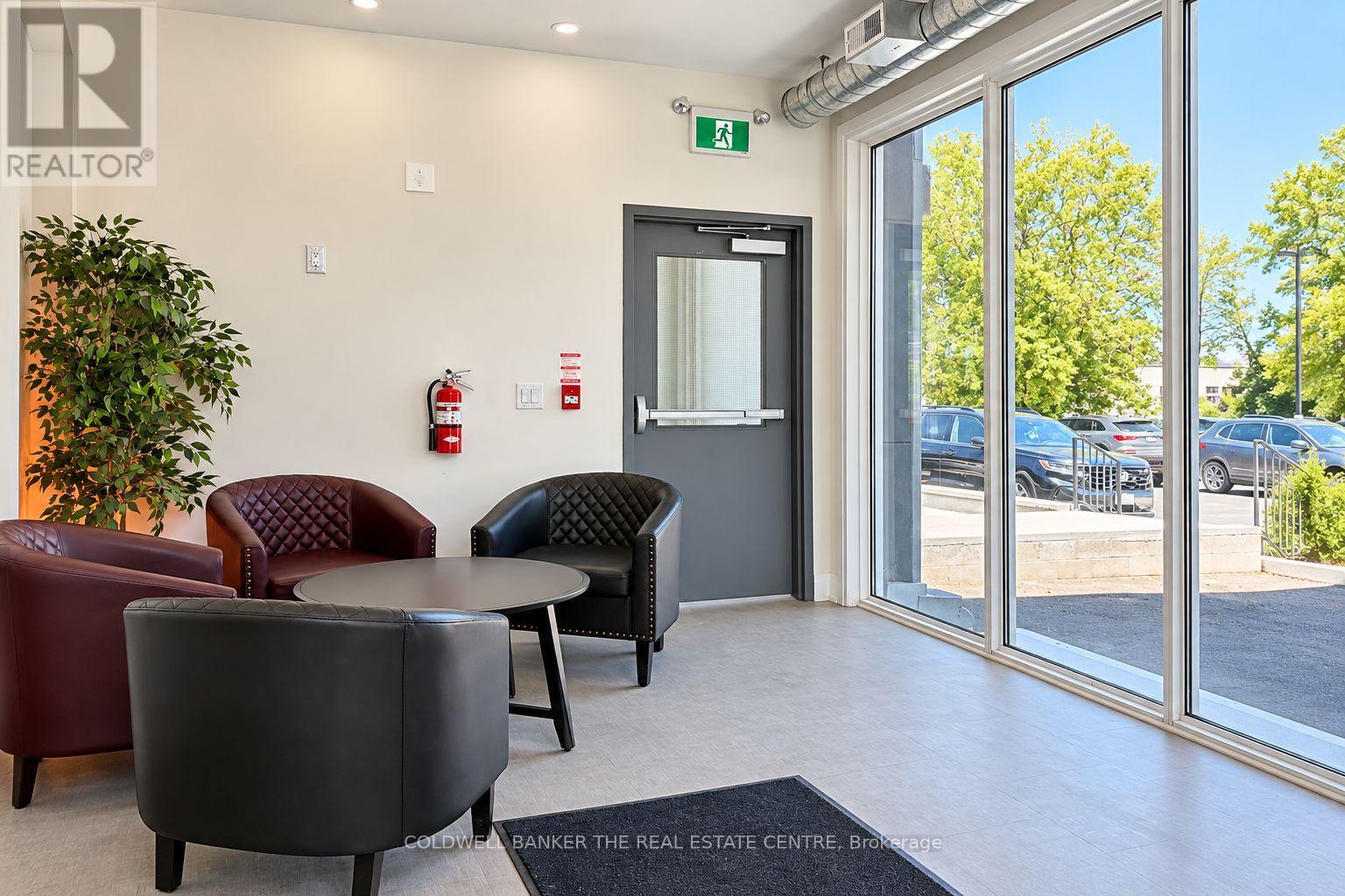 431 DAVIS DRIVE, Newmarket (Bristol-London) — photo 4
